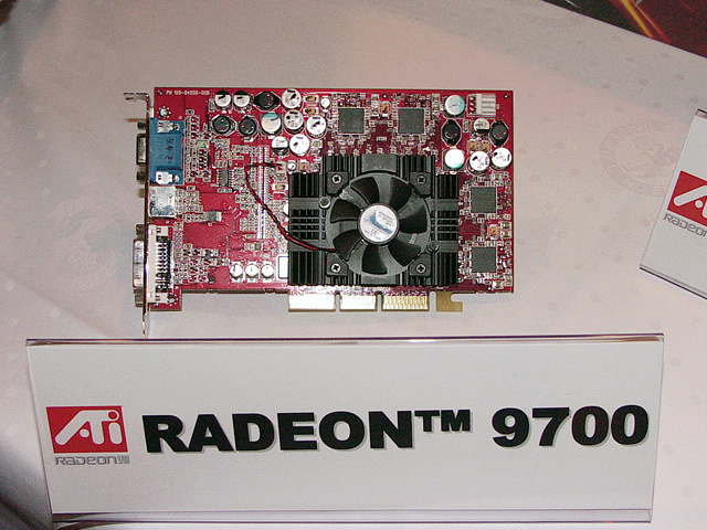 SM2.0 대응 최초의 GPU는 ATI에서 리리스된 Radeon 9700이었다. 후의 9800, 하위의 9600/9500 시리즈도 인기를 얻었다